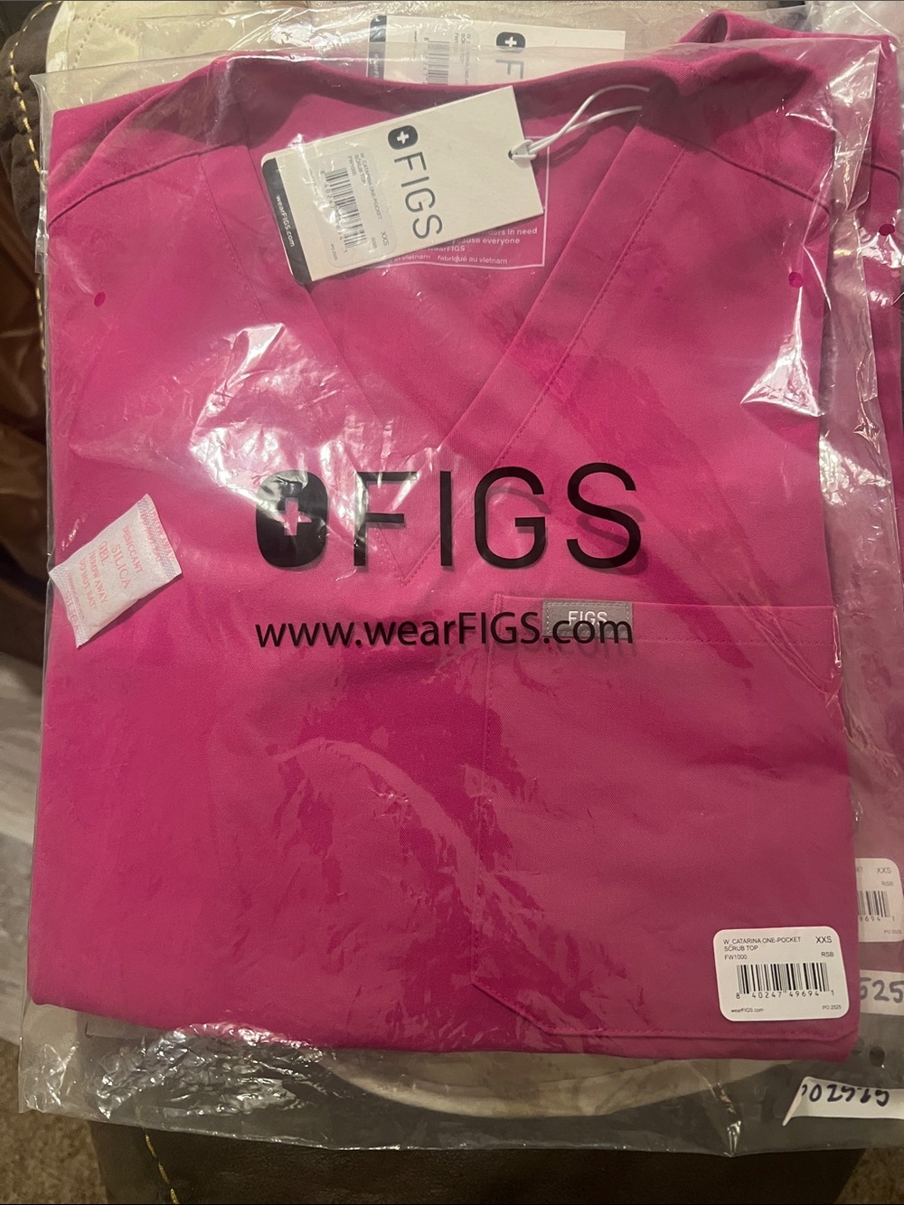 FIGS Women’s Catarina  V-Neck Scrub Top in Hot Pink XXS PO2525